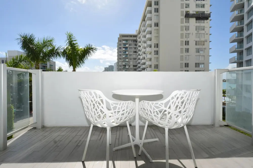 Suite 1100 West Av - in a 4 Hotel Pool With DJ #601