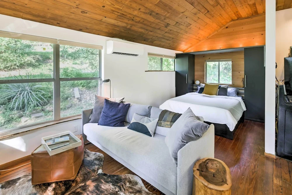 2 Mi to Dtwn: Pet-friendly Austin Studio w/ Yard
