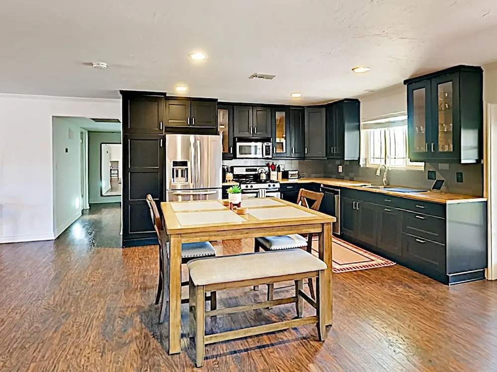 Stylish Desert Oasis - 3 Br Home