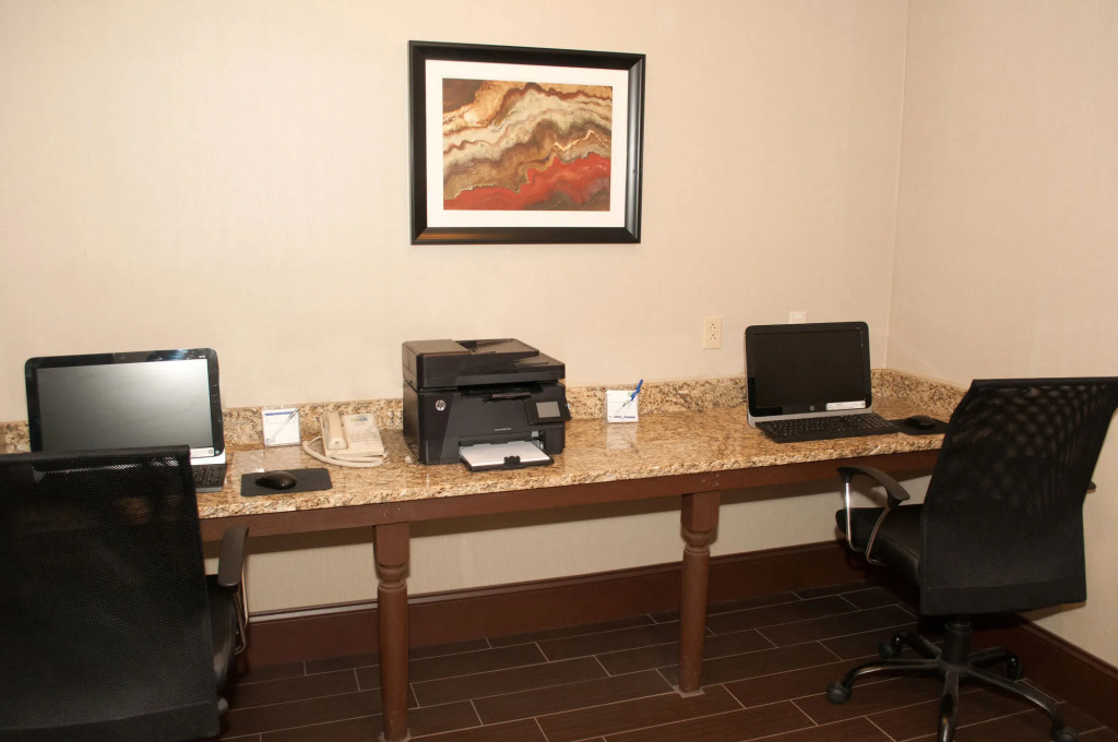 Holiday Inn Express Vernon-Manchester by IHG