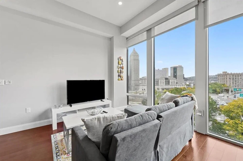 Modern 1 Bedroom Next Door to PPG Arena