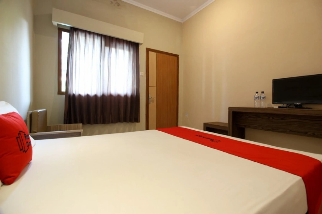 RedDoorz Plus @ Jalan Damai 2