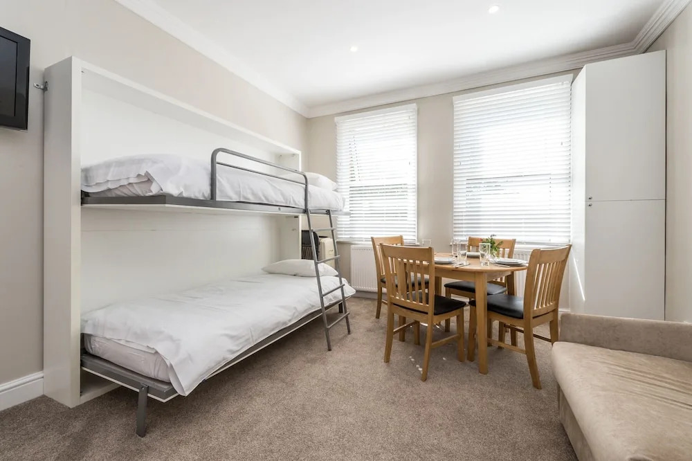 Chic 1 Bedroom Apartment-12 Minutes From Centre