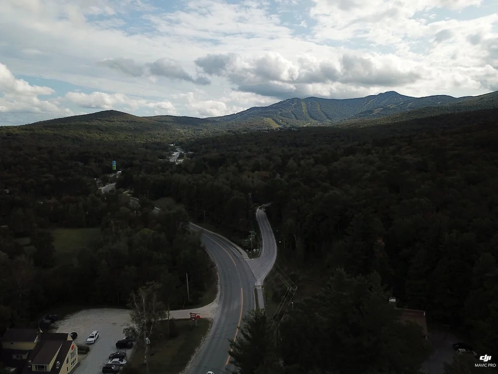 The Killington Bigelow Chalet: Large Ski Home. 8 Br/4.5 Ba/16 People. Hot Tub. Shuttle. Game Room. 8 Bedroom Home