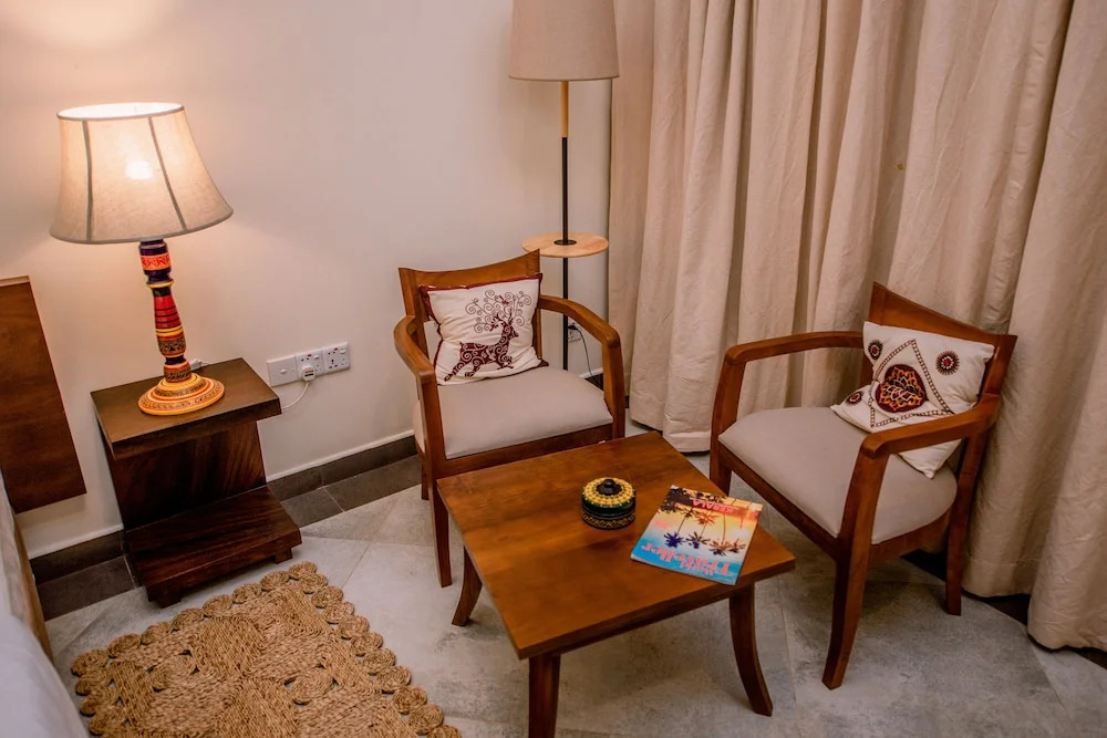 Arhimser Villa-superb 4 bedroom beachfront BB for 8 Ranna, Tangalle, pick up, serviced, taxes included