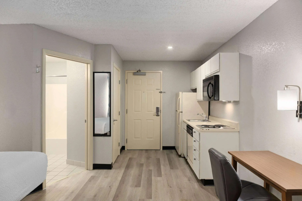 Days Inn & Suites by Wyndham Green Bay WI