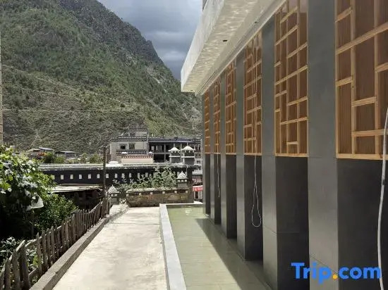 SANTA Shaanta Ya Mountain Lodge