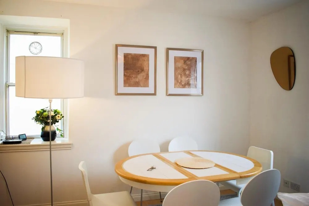 Modern 2 Bedroom Apartment in Central Edinburgh