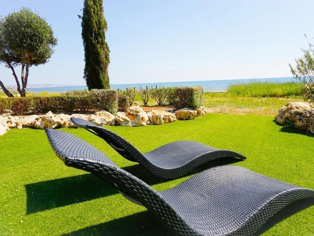 Sea Front Oceanus H3 by Ezoria Villas