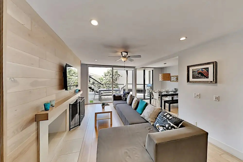 Immaculate Beach W/ Pool, Hot Tub & Balconies 2 Bedroom Condo