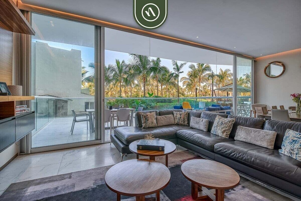 Oceanfront 2BR Condo - Pool - Cevicheria - Beach