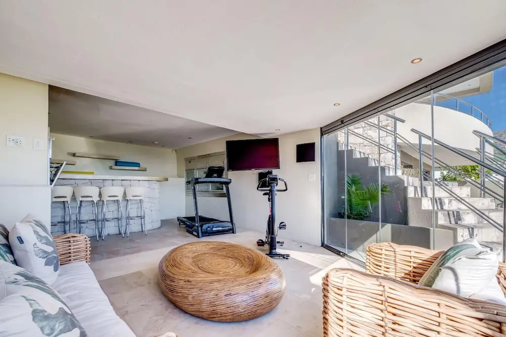 Multi-level Family Villa w Private Pool Views Lions Crest