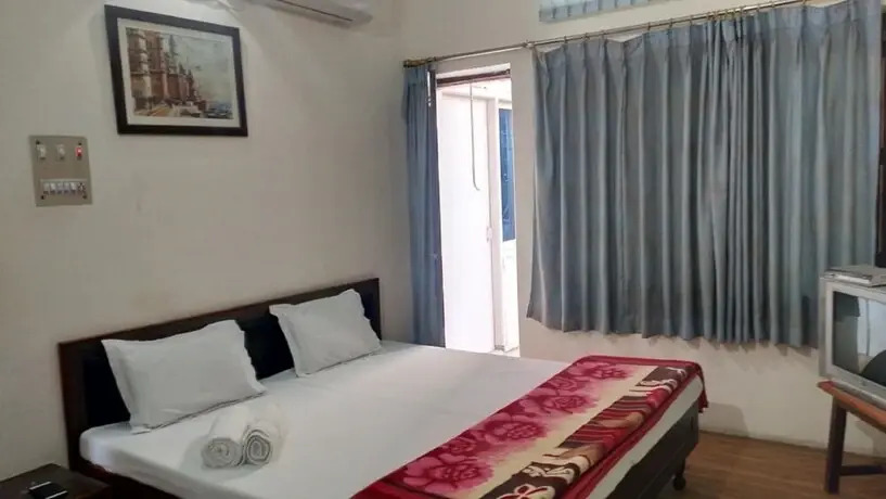 Goroomgo Esan House Varanasi