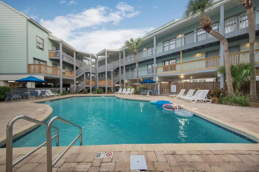 2-Bedroom Condo on Gulf Shores Beach w/Pool
