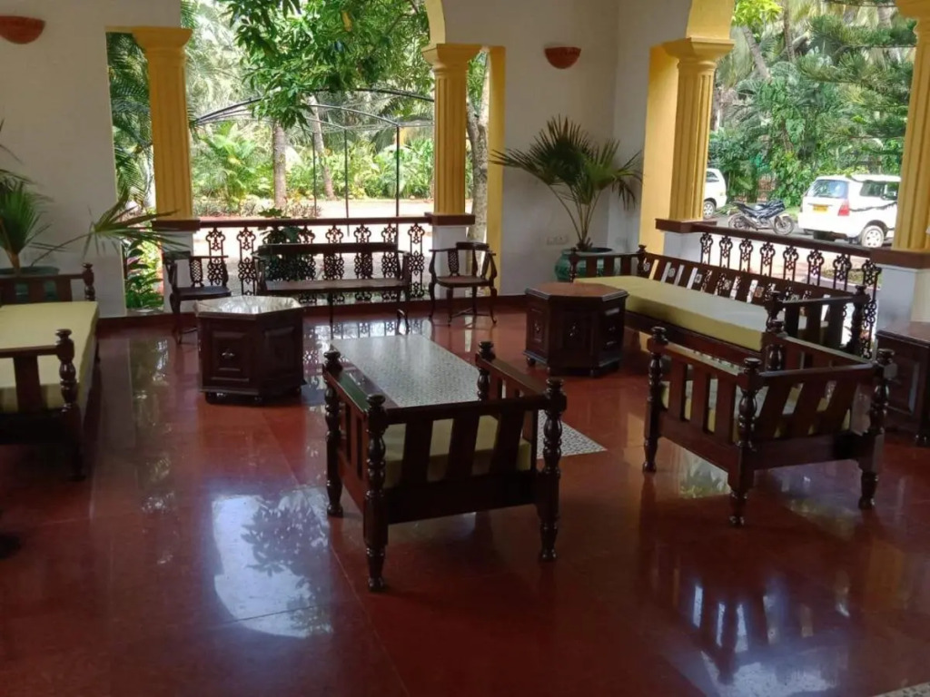 Coconut Grove Beach Resort