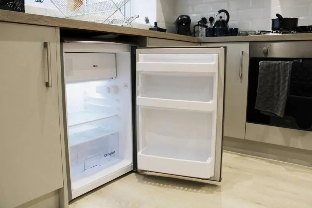 Low Cost, 4 Bed with Parking 09