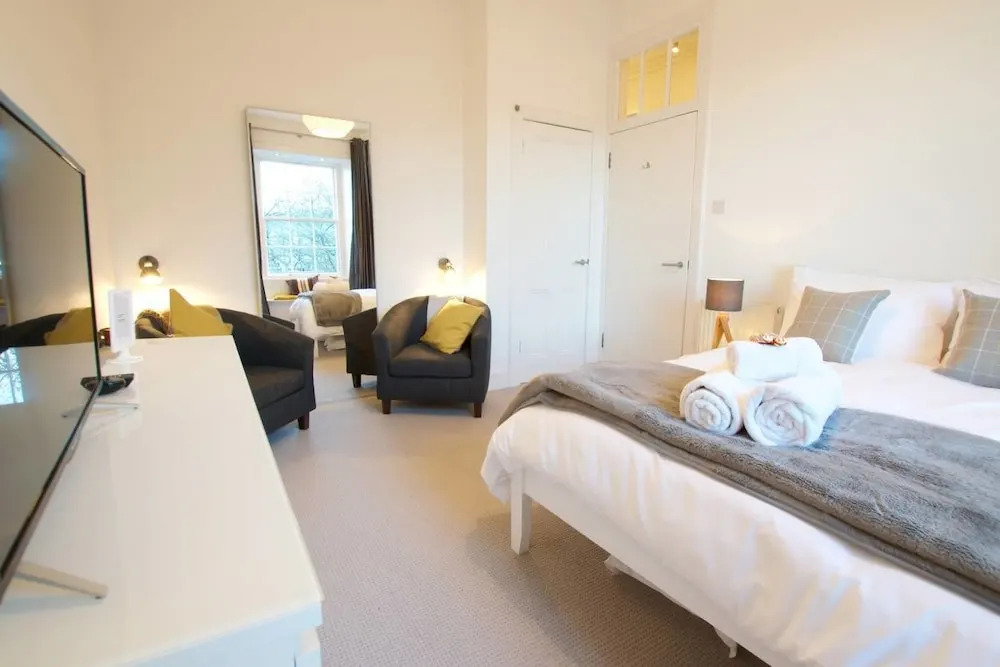 JOIVY City Centre Chic for two Next to Calton Hill