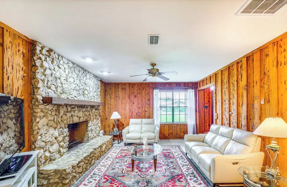 8 Mi to World Equestrian Center: Walkable Getaway