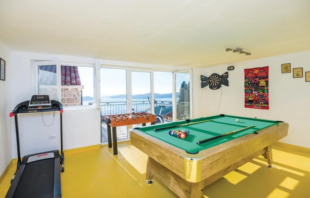 Nice Home in Brsecine With Wifi and 3 Bedrooms
