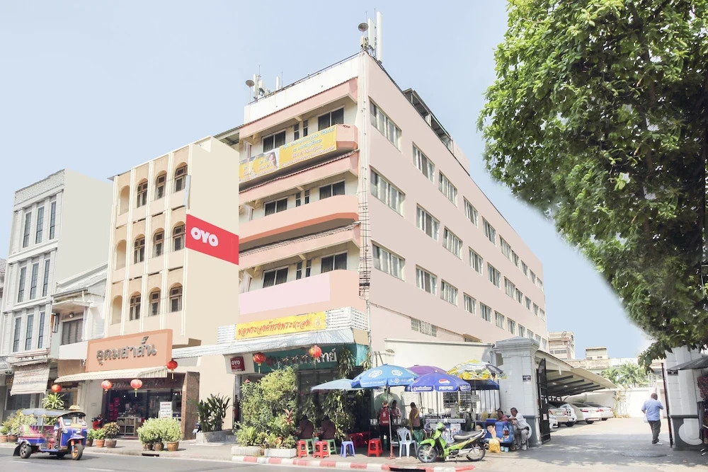 OYO 537 Na Banglampoo Hotel
