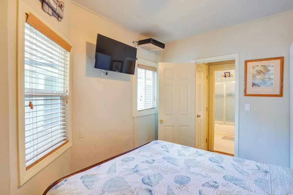 Steps to Beach & Bites: Catalina Island Retreat!