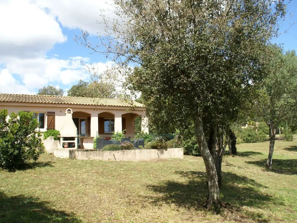 Cosy Holiday Home With Swimming Pool in Stunning Location Near the Beaches!