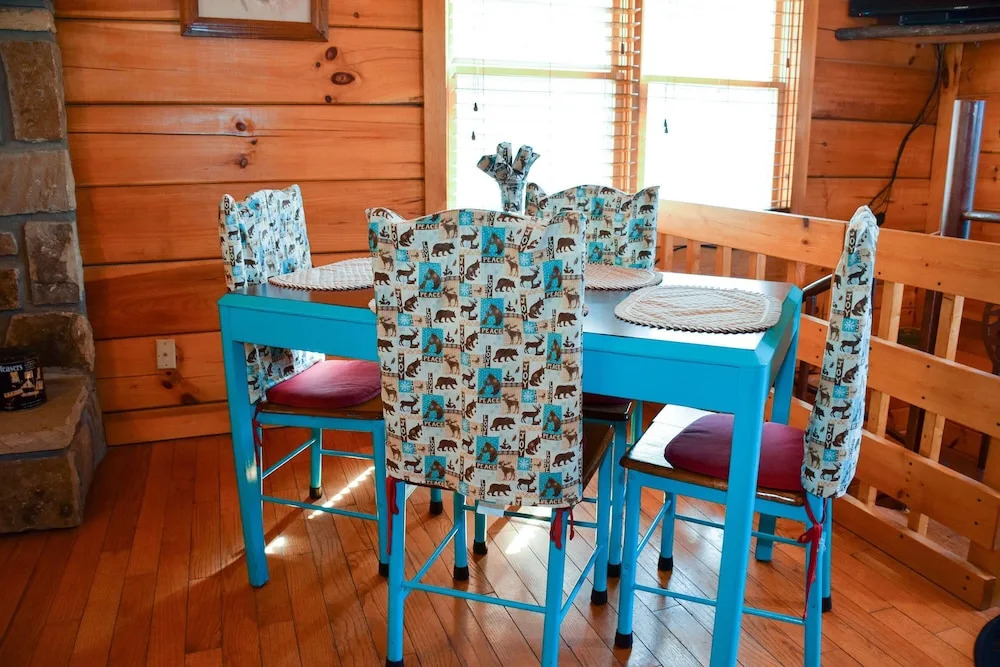 BEAR HINEY HANGOUT - 2 Br Cabin