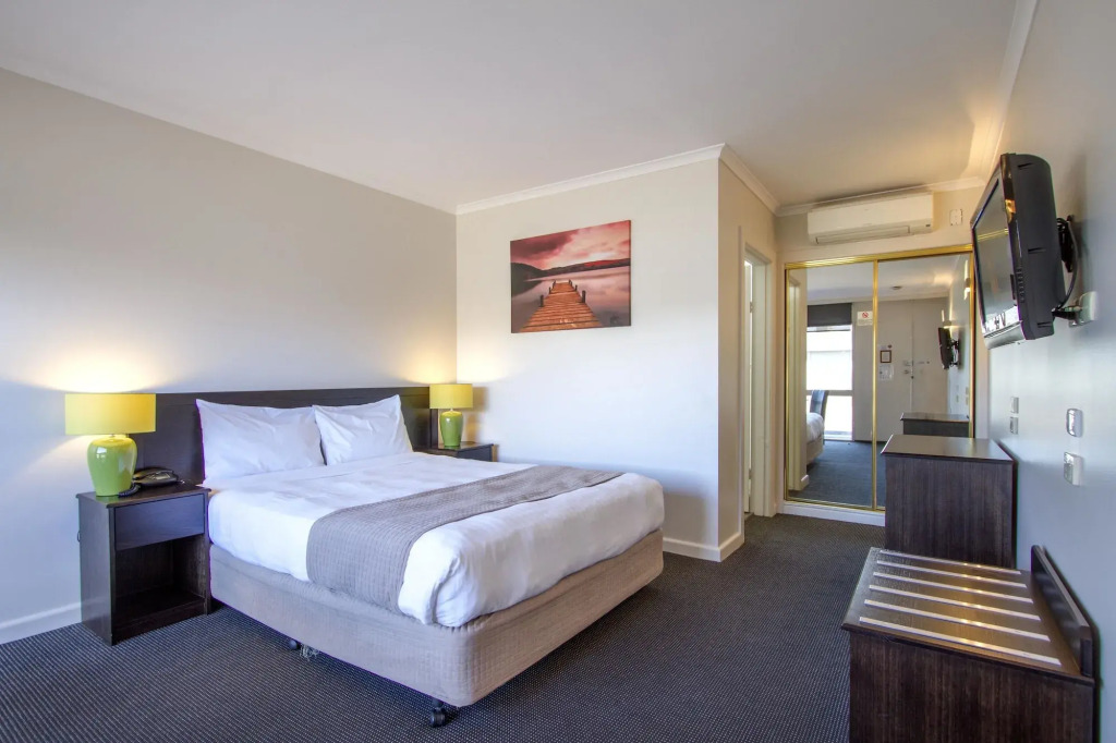 Sunshine Motor Inn