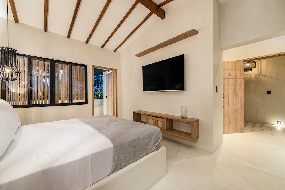 Provenza 6 Bedroom House by HOUSY HOST