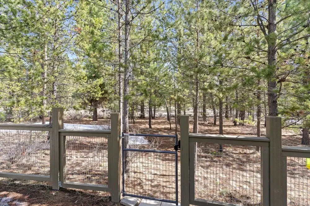 Super Coop 5 Bedroom Home by RedAwning, Bend