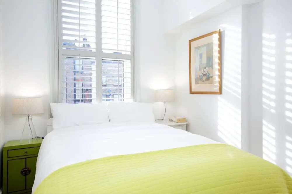 English Retro 2BR Apt, Moments From Battersea Park