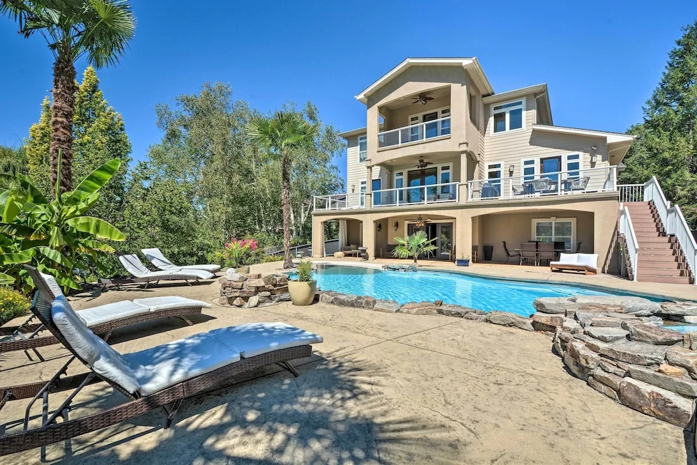 Luxe Getaway w/ Riverfront Views in Grants Pass!