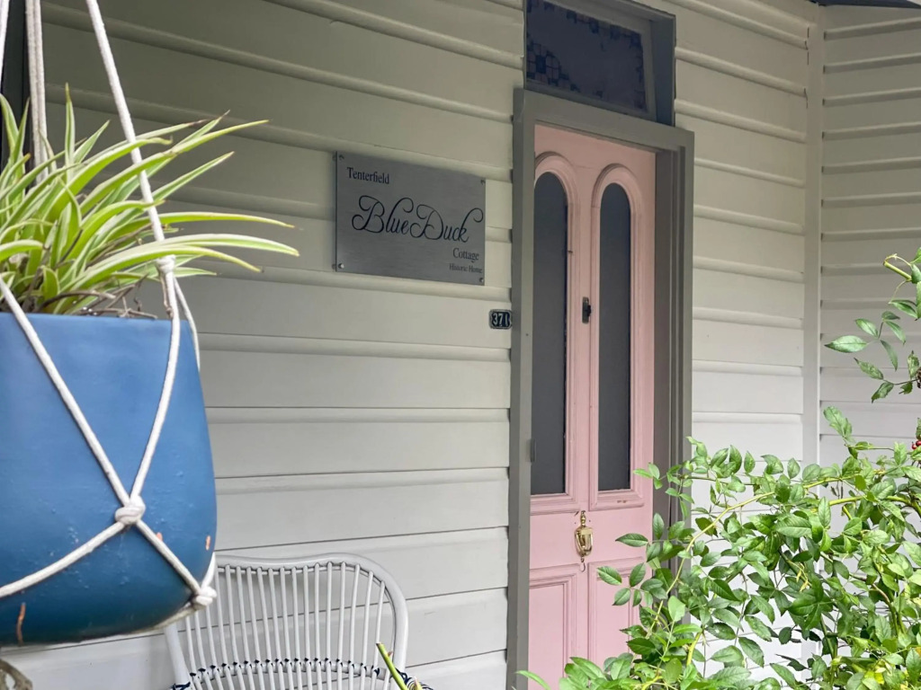 Blue Duck Cottage Village Comfort with Fireplace