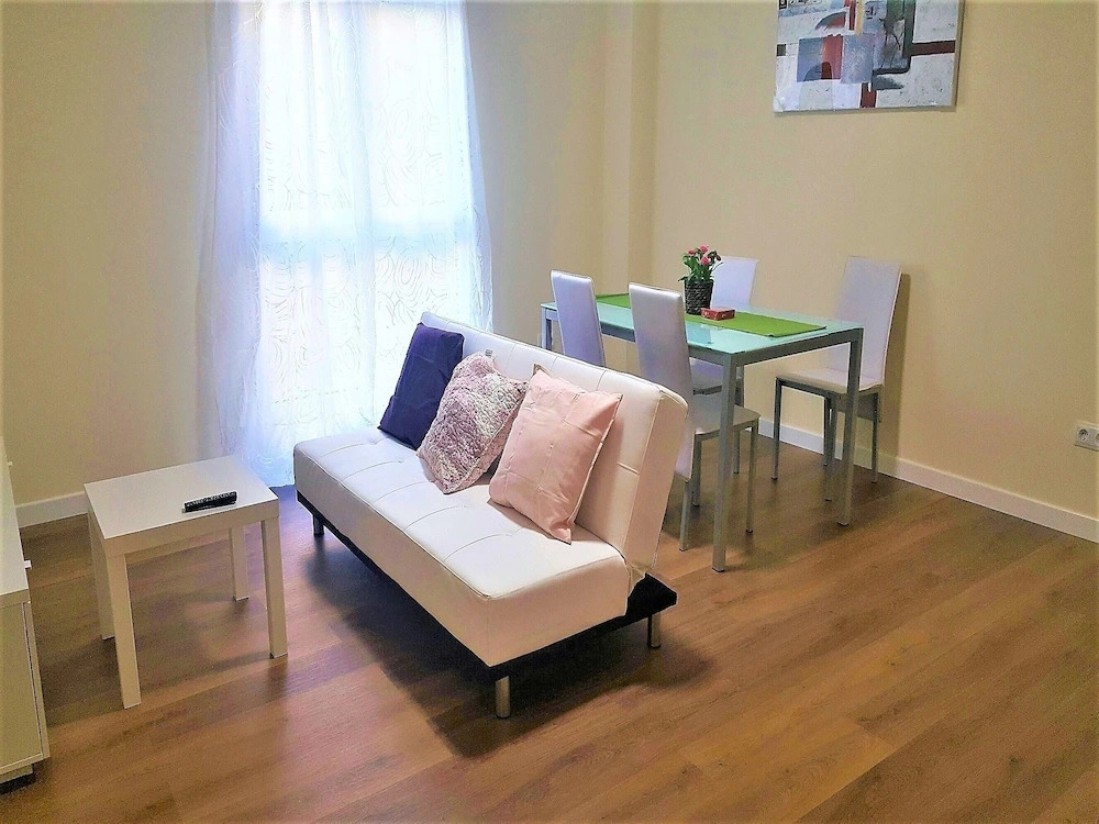 MC YOLO Apartamentos Espacio América