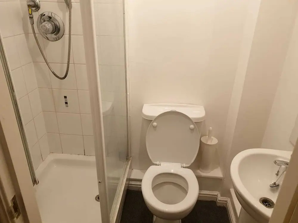 2 Bed Apartment B70 off M6 With Free Parking