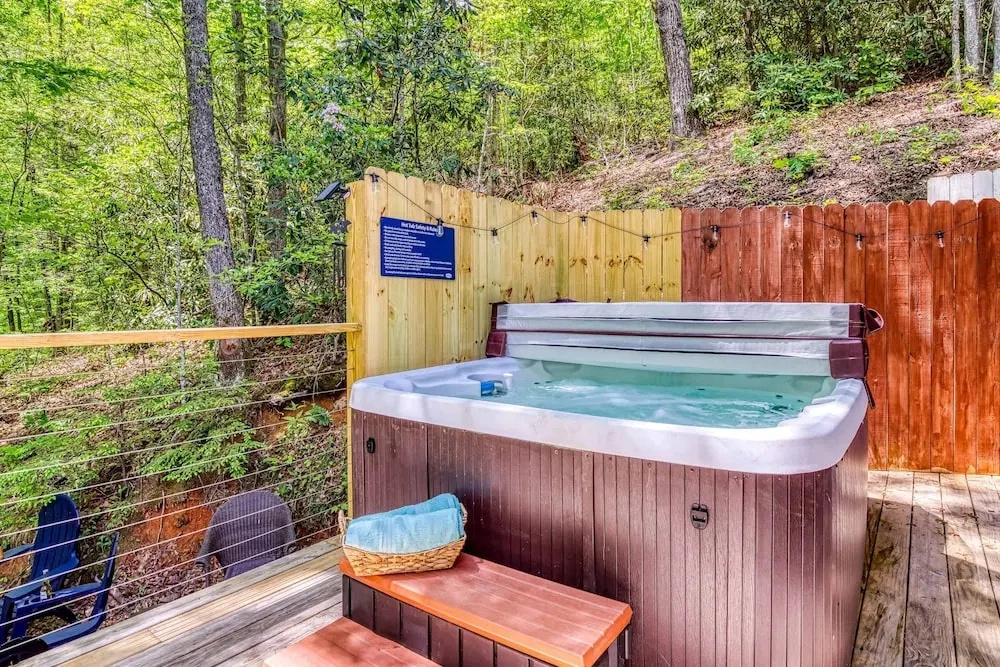Pine and Peak - Hot Tub Fire Pit Dog Friendly - Gatlinburg Arts Crafts Community - Sleeps 6