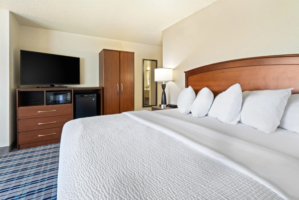 AmericInn by Wyndham Dickinson