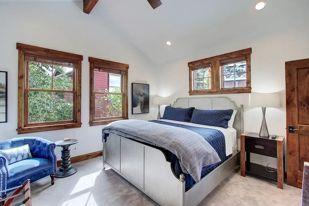Modern 5bdr Right off Main Street w/ Hot Tub Main Street Escape by Avantstay