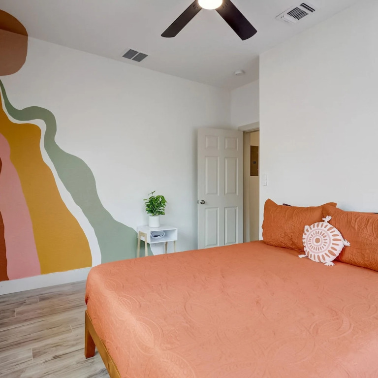 The Retro Retreat - Close to Downtown Fort Sam