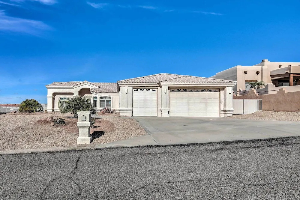 Cozy Lake Havasu House w/ Views - 1 Mi to Water!