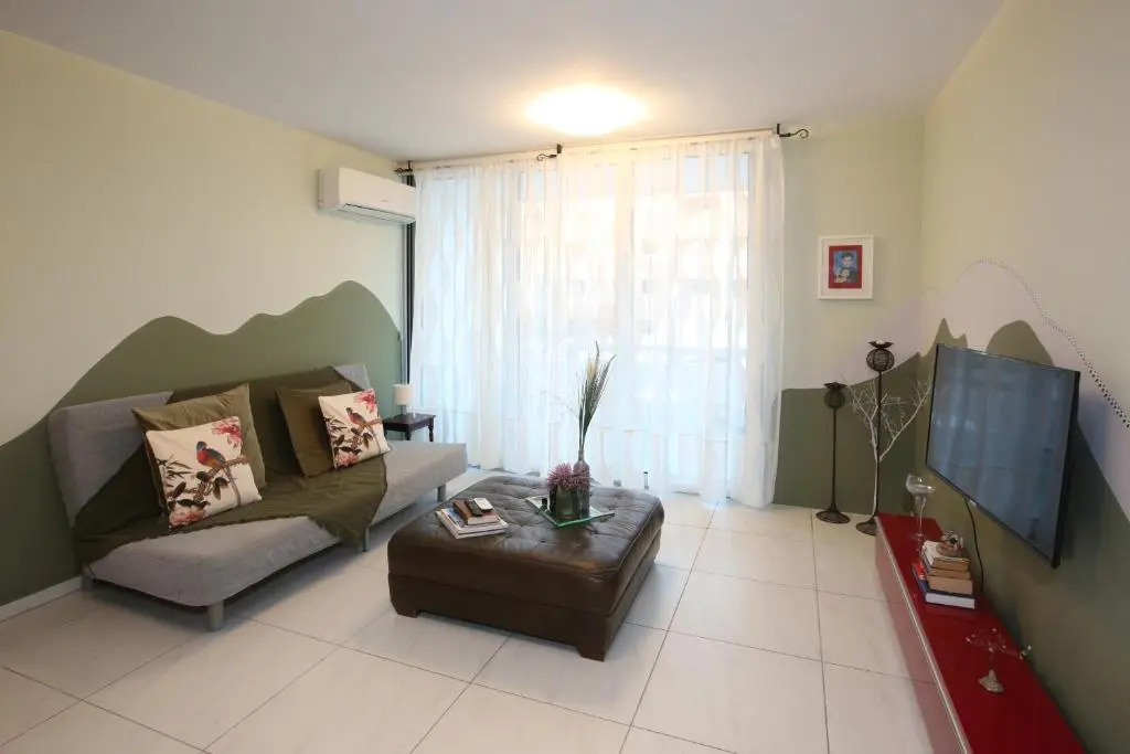 930m to Beach-2 Bedroom+Veranda-Perfect Located