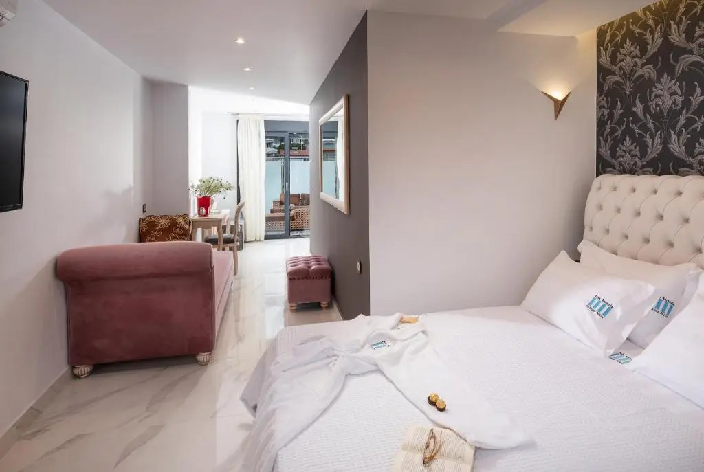 Pela Veranda Exquisite Suites