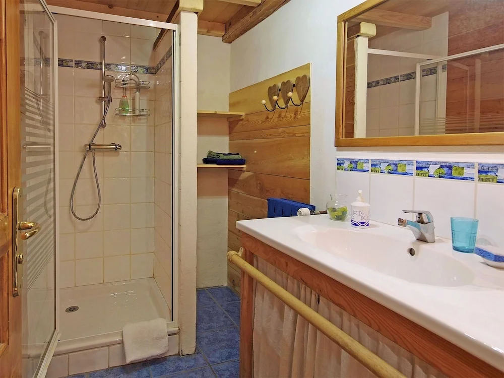 Superb Savoyard traditional chalet located 500 m from the slopes
