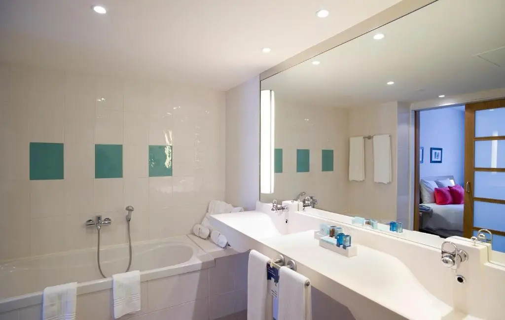 Отель Novotel Barcelona Cornella