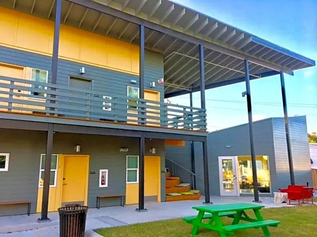 Hostel 512