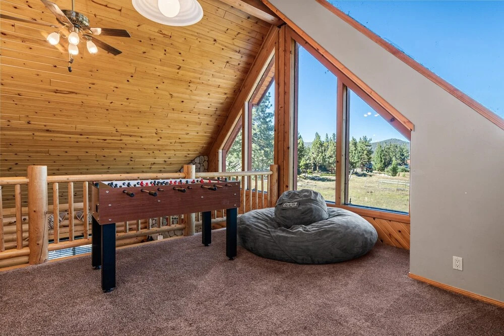 3 Cubs Lakefront - Stunning Lakeside Home With Hot Tub, Foosball, And Lake View! 3 Bedroom Home