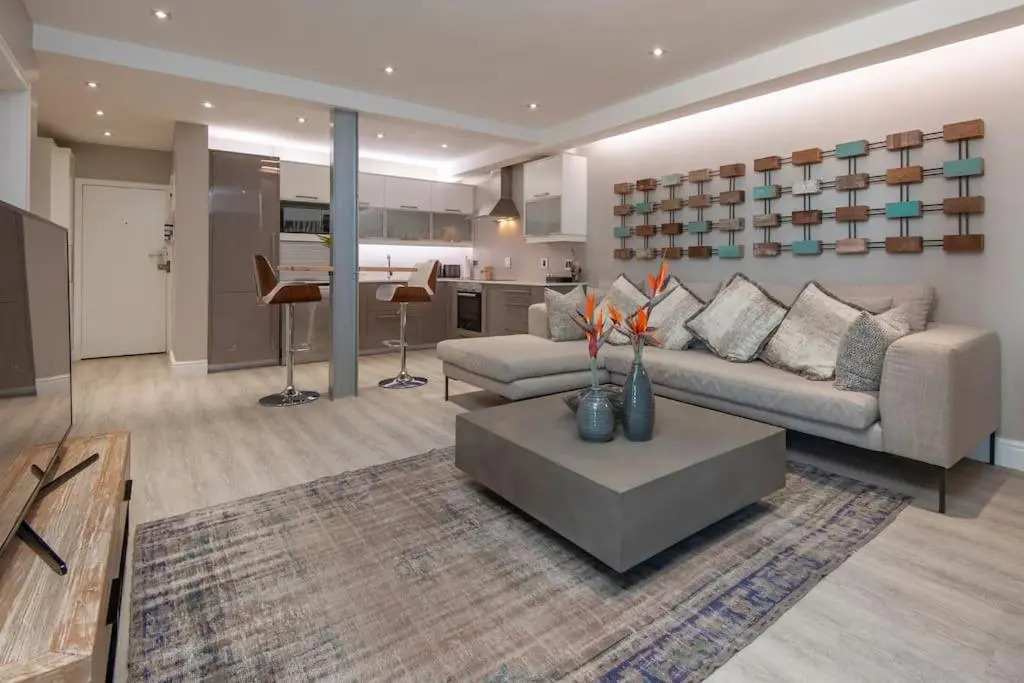 Marine Court 5 by BACK IN TOWN - 2Bedroom Ocean-facing Apt in Hermanus Centre