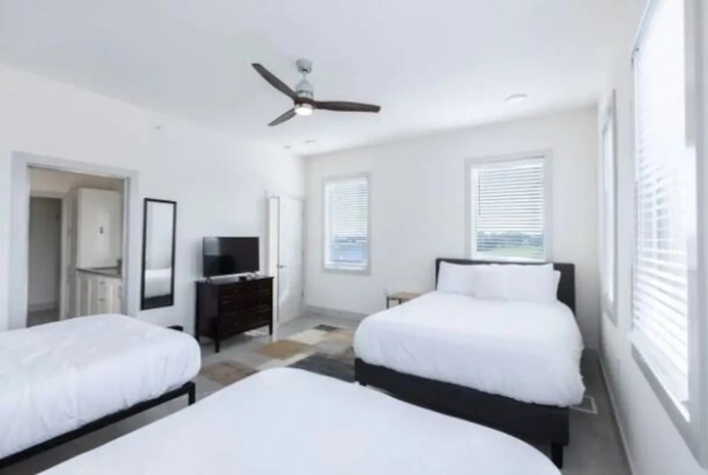 Bright Modern Mins From Downtown Nashville! 2 Bedroom Condo