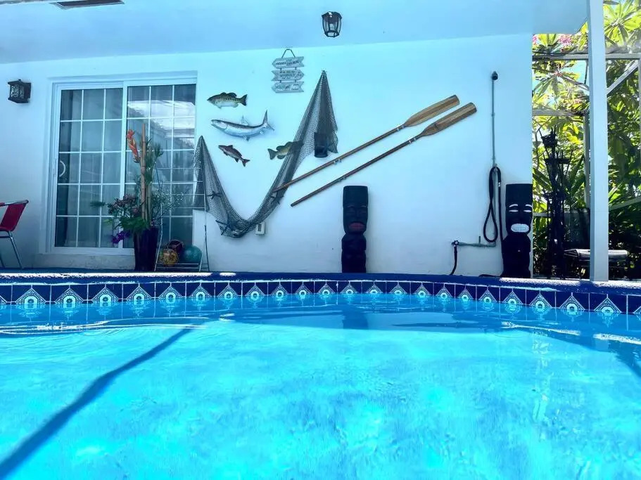 RIVER to BEACH 3 R 2 B Family and Pet Heated pool Airport Downtown Beach K2