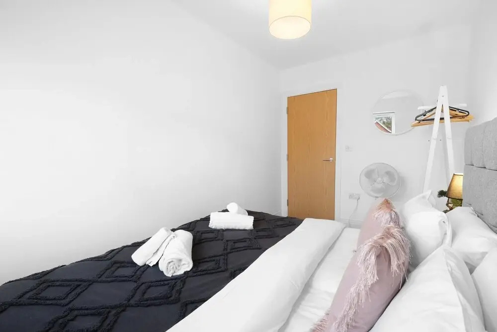 Spacious 6 Bedroom House in Denton Way